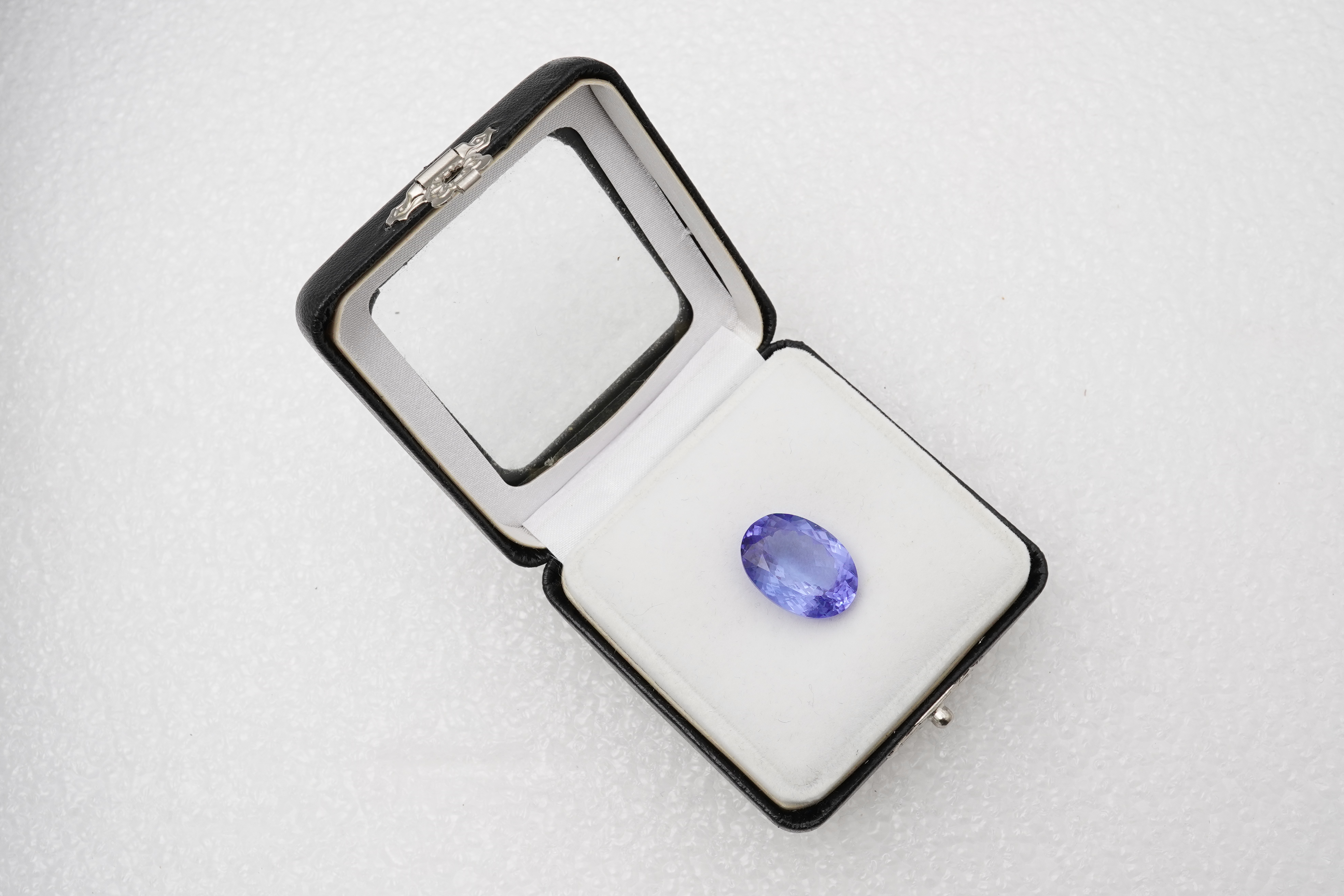 An unmounted tanzanite